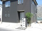 天然木のようなタイルデッキでナチュラルな... タイルのラインで個性的な門柱 草津市