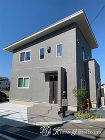 シンプルモダンな建物に機能門柱でナチュラ... シンプルモダンな建物に機能門柱でナチュラ...