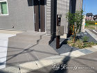 シンプルモダンな建物に機能門柱でナチュラ... シンプルモダンな建物に機能門柱でナチュラ...