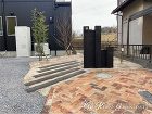 プライバシーを確保した玄関まわりにリフォ... 枕木と天然芝を組み合わせたナチュラルなア...