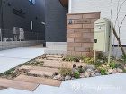 ＰCフェンスとガビオンがお洒落な西海岸風... ナチュラルな雰囲気で植栽とマッチする門柱...