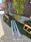 落ち着いた色合いのタイルで仕上げた門柱がポイントの和モダン外構　京都市