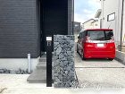 ツートーンのモダンなおうちに合わせたシン... ガビオン門柱と機能門柱を組み合わせ　大津...