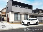 木目調とブラックでモダンな外まわりにリフ... 木目調の機能門柱がアクセントのシンプル外...