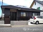 奥行きを感じるシンプルモダンなエントラン... 黒を基調に平屋の建物と調和したベーシック...