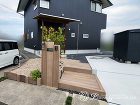 玄関ポーチと門柱に合ったタイルアプローチ... 門柱もアプローチもコンクリート製枕木でナ...
