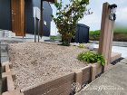 門柱もアプローチもコンクリート製枕木でナチュラルな雰囲気に　日野町