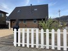 シンプルモダンを追求した平屋建ての外構　... アメリカンフェンスと枕木のアプローチがポ...