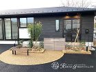 街並みにも調和するモダンな自治会館の外構　彦根市