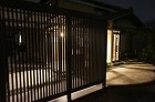 ハワイアンな溶岩石の超個性派門柱　大津市... 夜も明るく、ユーティリティを兼ねたガーデ...