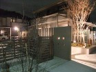 石と木々と光が織りなす幻想譚　湖南市 |... クラシックなライトに映える石張りの庭