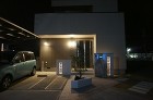 ライトアップで素敵に変化　　水場のあるテ... 光るガラスブロックと表札