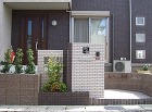 モダンカラーで統一されたスタイリッシュな... ツートンカラーのシンプル外構 大津市