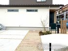 モダンカラーで統一されたスタイリッシュな... シンプルで上質な暮らしを彩るオープン外構...