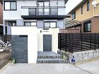 塗り壁と石張りを組み合わせたモダンな門柱　守山市
