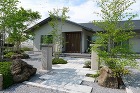 前橋市H様邸|「石門」と「赤松」が織りなす四季の庭。図面を超えた現場の...