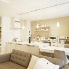 おしゃれキッチンの横に大きな鏡の洗面スペ... /photo/gallery/7/ga77_slide_s_2.jpg