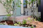 東大阪・アンティーク煉瓦アプローチの家 ... 東大阪の庭｜グリーンプラスガーデン　タマ...