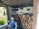 こだわりの四阿(あずまや)の中は薪棚と鉄鍋のオブジェ こだわりの四阿(あずまや)の中は薪棚と鉄鍋のオブジェ