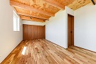 大開口サッシのあるナガヤネの3世帯の家