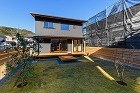 吹き抜けと大開口で外につながる家