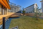 吹き抜けと大開口で外につながる家