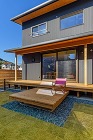 吹き抜けと大開口で外につながる家