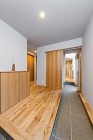 吹き抜けと大開口で外につながる家