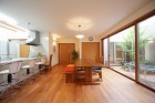 光庭を囲む家｜施工事例｜建築設計室21 http://ken21.com/_wp/wp-content/uploads/2014/12/D-2_0096-910x606.jpg