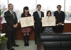 写真：左から岡本国土地理院長、山本さん、奥田国土交通副大臣、服部さん、木原全国児童生徒地図作品展連絡協議会長
