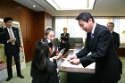 写真：大臣から名刺を受け取る服部さん