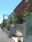 三世代住宅、多世帯住宅　花壇の家=ユミラ... SpaceFiles/03work/01juutaku/06toshi/photo/04gaikanngate.jpg