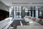 中庭に水盤のある家の白いテレビボード 中庭に水盤のある家の白いテレビボード