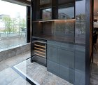 壁面収納にワインセラーを埋め込む