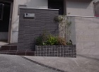 落ち着きのあるシックな門まわりに。　広島...