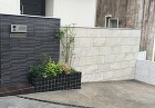 落ち着きのあるシックな門まわりに。　広島...