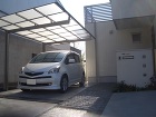ステンカラーでまとめたシンプルでスタイリ...