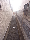 アプローチはシックにお庭は赤い立水栓がお...