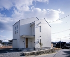 西条の家 敷地に対して角度をつけて住宅を... http://www.arch-plus.info/works/15_saijyo_no_ie/img/saijyou03.jpg