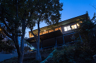 急斜面に建つ平屋の別荘(静岡県熱海市) ... 崖地側から見た建物(夜)