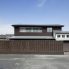 外観<br />
杉板下見張り（秋田産）の外壁と、ガルバリウム鋼板の屋根で構成。　手前は杉板竪張りの塀。　前庭は通りに開き、プライベートな裏庭は、高い塀でプライバシー確保。