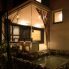 エントランスホール（左）と屋根の雨水を再利用したビオトープ（右）<br />
生態系学習の一環として、ビオトープ作り名人であるオーナーが学生入居者と共に、メダカが泳ぎ藻が茂る池へと育てゆく計画。