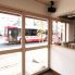 外観同様、お客さんにやさしい印象をもっていただけるよう、建具も木製とし、R加工を施した。 外観同様、お客さんにやさしい印象をもっていただけるよう、建具も木製とし、R加工を施した。