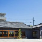 外観(正面)<br />
・屋根瓦を強調する意匠とするため、外壁はダークグレーの吹付塗装を施した。吹付塗料は、弾性系で揺れに追従。加えて防水性もあるため、壁面の漏水対策にも効果を発揮。 外観(正面)<br />
・屋根瓦を強調する意匠とするため、外壁はダークグレーの吹付塗装を施した。吹付塗料は、弾性系で揺れに追従。加えて防水性もあるため、壁面の漏水対策にも効果を発揮。