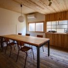 ミーティングルーム<br />
・ワークスペースから延びる杉板張りの領域、既存部分に漆喰塗装を施した領域を混在させることで部屋単位で完結しないよう配慮。床板は、前のオフィスから一緒にお引っ越し。