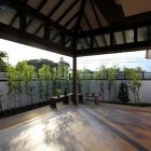LDK(4連大型引込戸を開放時)<br />
・縁に面した4連の木製掃出窓は高さ2.4mで2面とも完全引込み可能。小春日和の日、全開すればリビングが庭に溶け込むような錯覚を覚える。まるで庭の中で暮らしているような開放感。 LDK(4連大型引込戸を開放時)<br />
・縁に面した4連の木製掃出窓は高さ2.4mで2面とも完全引込み可能。小春日和の日、全開すればリビングが庭に溶け込むような錯覚を覚える。まるで庭の中で暮らしているような開放感。