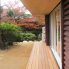 庭<br />
敷地周縁を取り囲むツツジと桜が、季節の移り行きを感じさせてくれる。