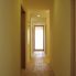 廊下<br />
日常生活で「触れる」部分、例えば扉にはイタヤカエデ、床板には白樺の無垢材を使用。壁の漆喰塗と間接照明が居住空間を柔らかい光で包みこむ。<br />
