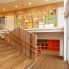 写真正面：階段踊り場　写真右：中庭<br />
フルオープンの扉を開ければ、屋内と中庭は一体の空間に。