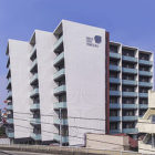 外観<br />
敷地を読み、建築基準法、航空法の規定内で、最大限の床面積を確保できるプランを提示。配置計画から導かれる形態の特徴を分析し、スタイリッシュなデザインにつなげた。